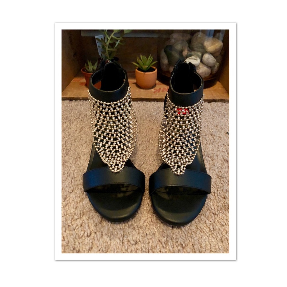 Thalia sandals